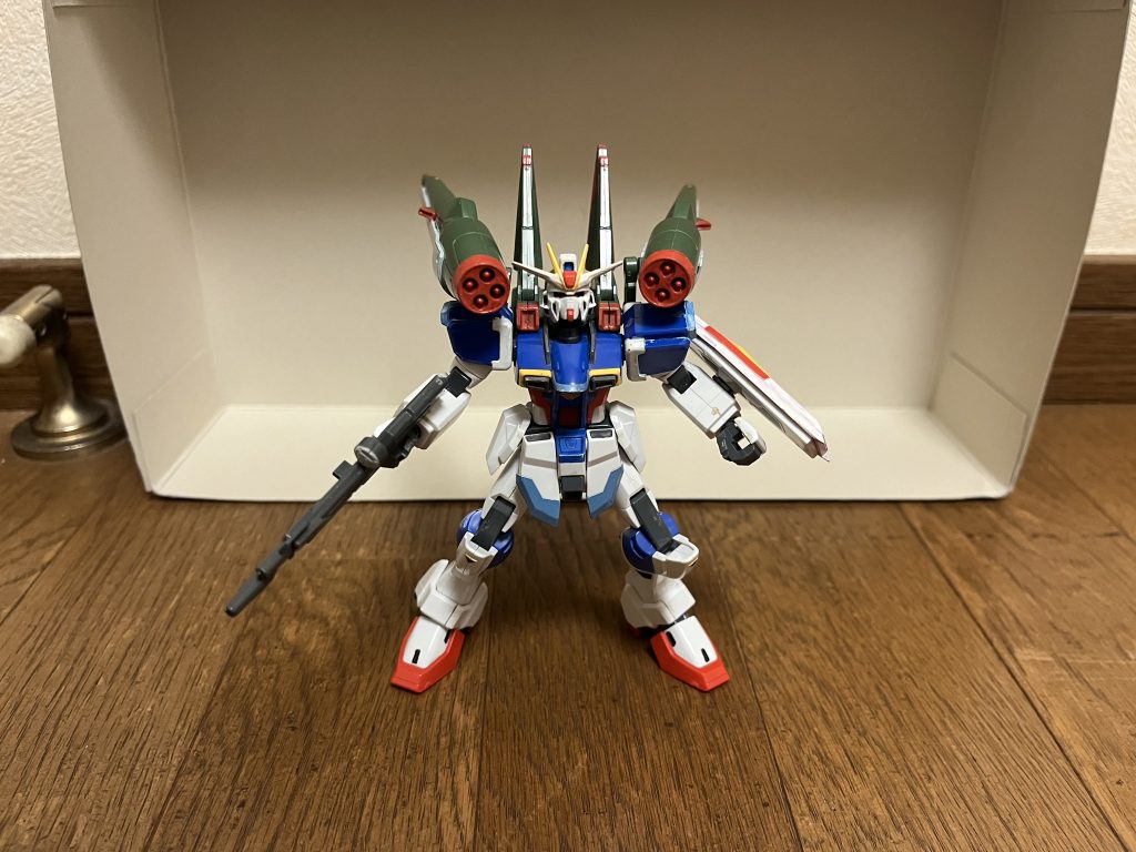 機体名:ブラストインパルスガンダム全高:17.59m重量:15.9t砲撃戦用シルエット「ブラストシルエット」を装着したインパルスガンダムの砲撃形態。他の形態よりも重量が重いが、推力は高く、全シルエット共通の飛行能力も完備している他、地表、水上をホバー移動も可能。主に、場所を問わない火力を生かした制圧戦を得意としている。武装高エネルギー長射程ビーム砲ブラストシルエットに2門備えられた大型ビームランチャー。その威力は凄まじく、1門だけで戦艦数隻をまとめて沈めてしまうほど。威力は調整可能。 超高速レール砲肩部に装備された2門のレールガン。四連装ミサイルランチャービーム砲と正反対の位置に備わっている。ミサイルは追尾式となっている為、背後に向けても、ビーム砲と同時発射できる。ビームジャベリン高エネルギー長射程ビーム砲の砲身内部に1本ずつ収納されたビームサーベル系兵器。敵の間合いを取る目的がメインではあるが、ビーム刃の出力は高く、通常のビームサーベルと変わらない運用が可能なだけでなく、柄の部分でビームサーベルを受け止めることができる為、接近戦にも対応可能。手元を離れても、短時間であればビーム刃を保持することが可能で、投擲武器としても使用できる。さらに2本の柄同士を連結する事もできる。素体形態の機関砲、対装甲ナイフ、インパルスシールド、高エネルギービームライフルも、引き続き使用可能。