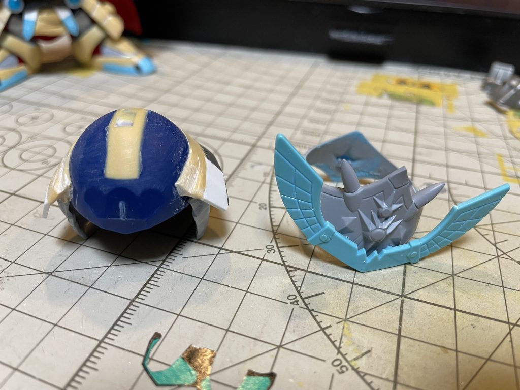 兜は騎士ガンダムのものをベースに冠を乗せるような形にしました。