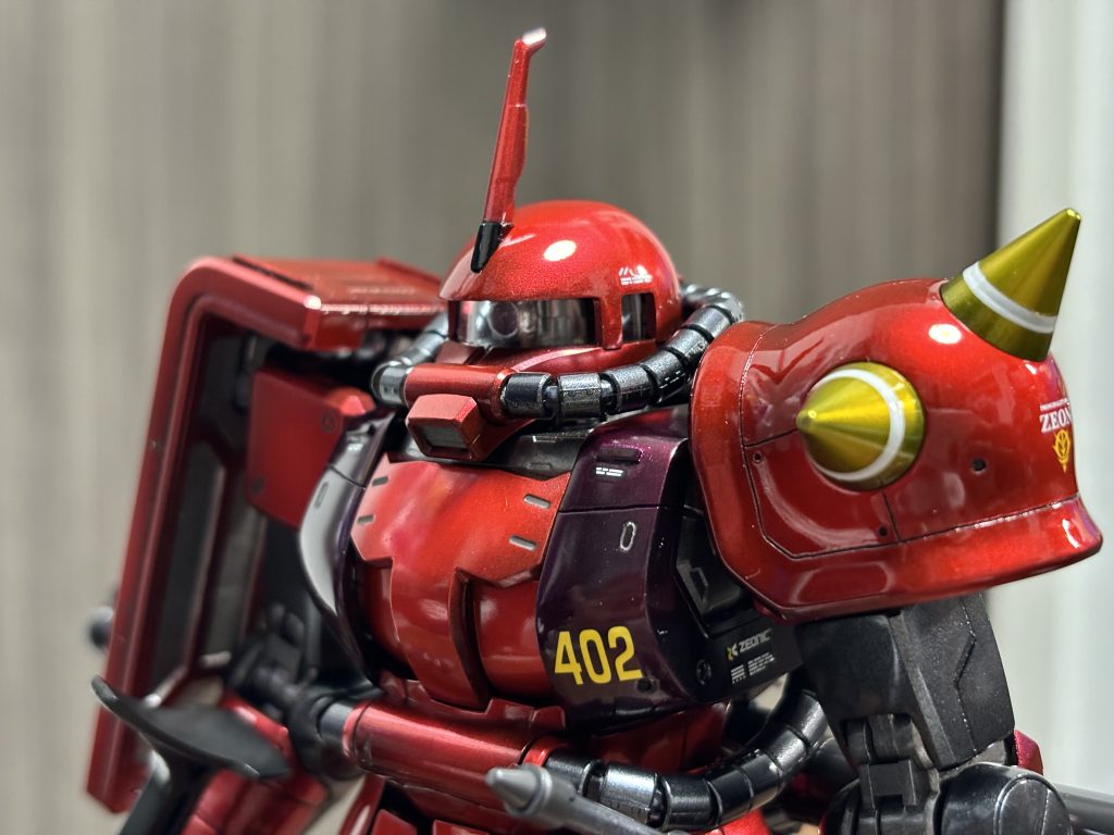 非発光時モノアイはバンダイのディテールアップパーツ使ってみました。デカール関係は全て付属の水転写デカールから適当に貼り付けました。ところどころ指定箇所と違う貼り方してる部分もありますが、指定箇所だとしっくりこなかったため、変えちゃいました。