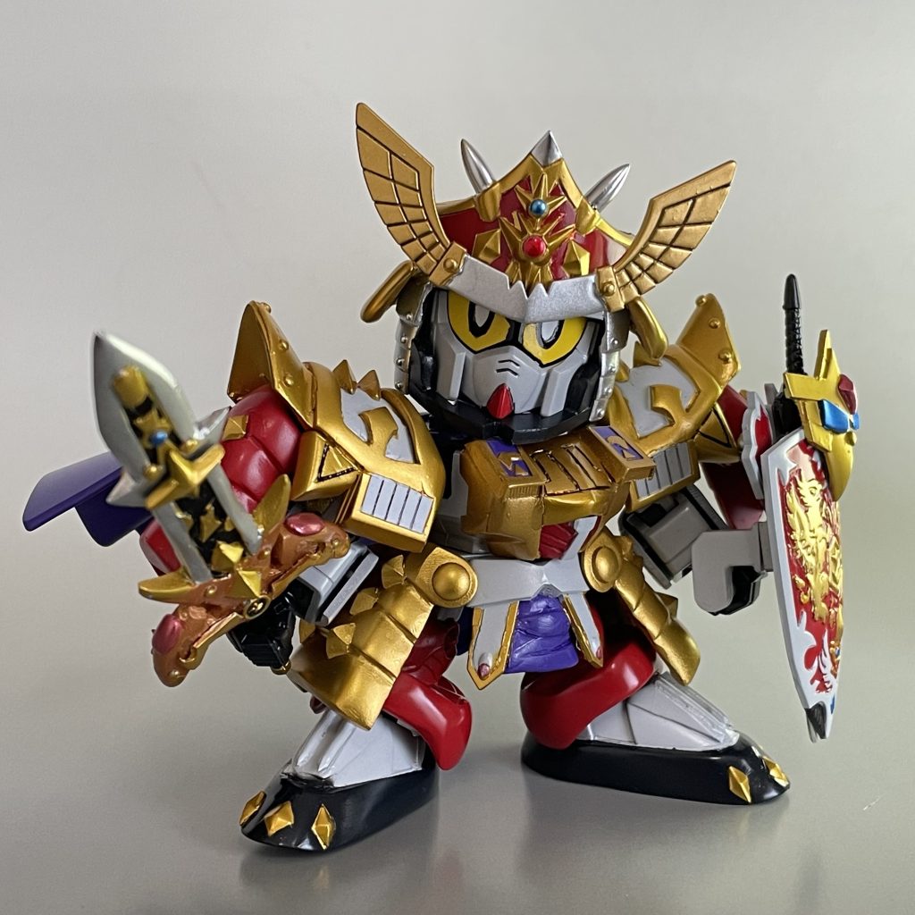 盾はⅡ世のものを騎士ガンダムと組み合わせました。剣は騎士ガンダムのものをベースにプラ板などで作成。