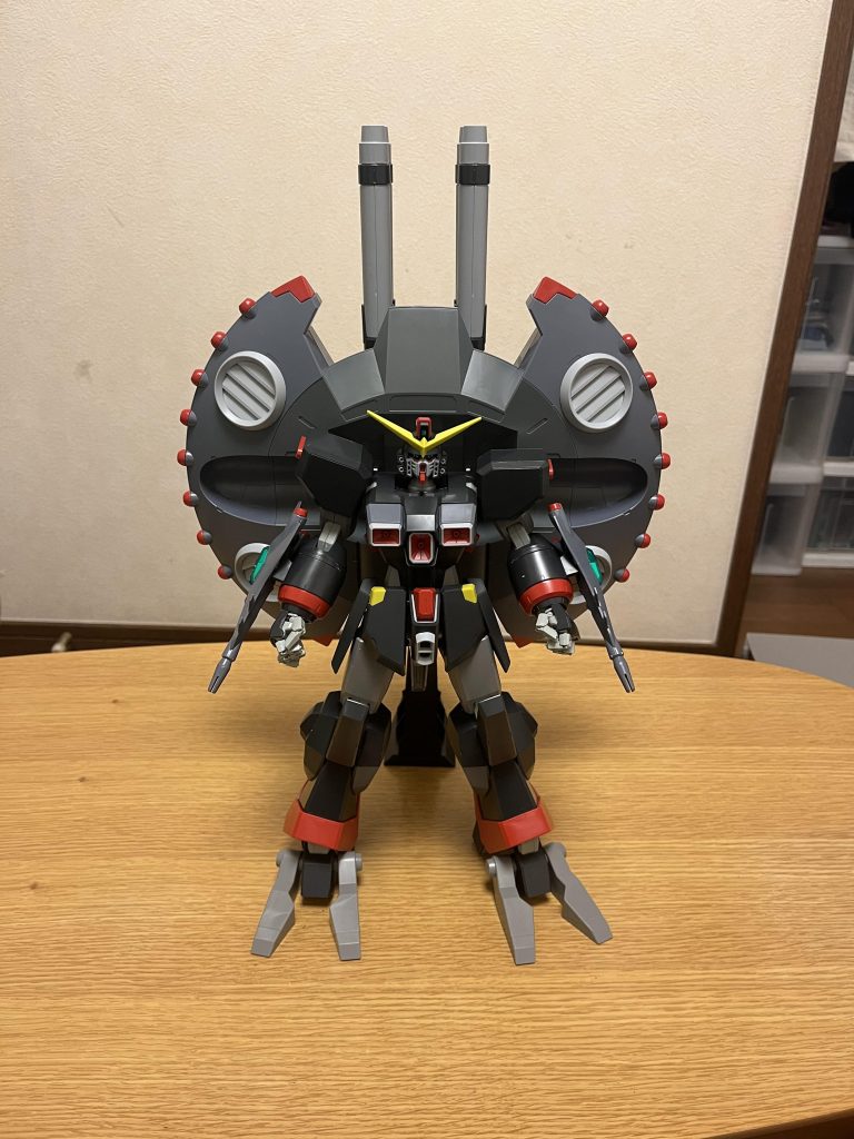 機体名:デストロイガンダム全高:56.30m頭頂高:38.07m重量:404.93tブルーコスモス(及び秘密結社ロゴス)の依頼を受けた地球連邦軍が切り札として開発していた秘密兵器であり、「戦術兵器を超えた戦略兵器」とも呼ぶべき代物。しかし、その設計データは、既にプラントのみならず他の陣営(ギャラルホルン・ヴェイガン等)にも横流しされており、さらにはある人物にまで利用されている。