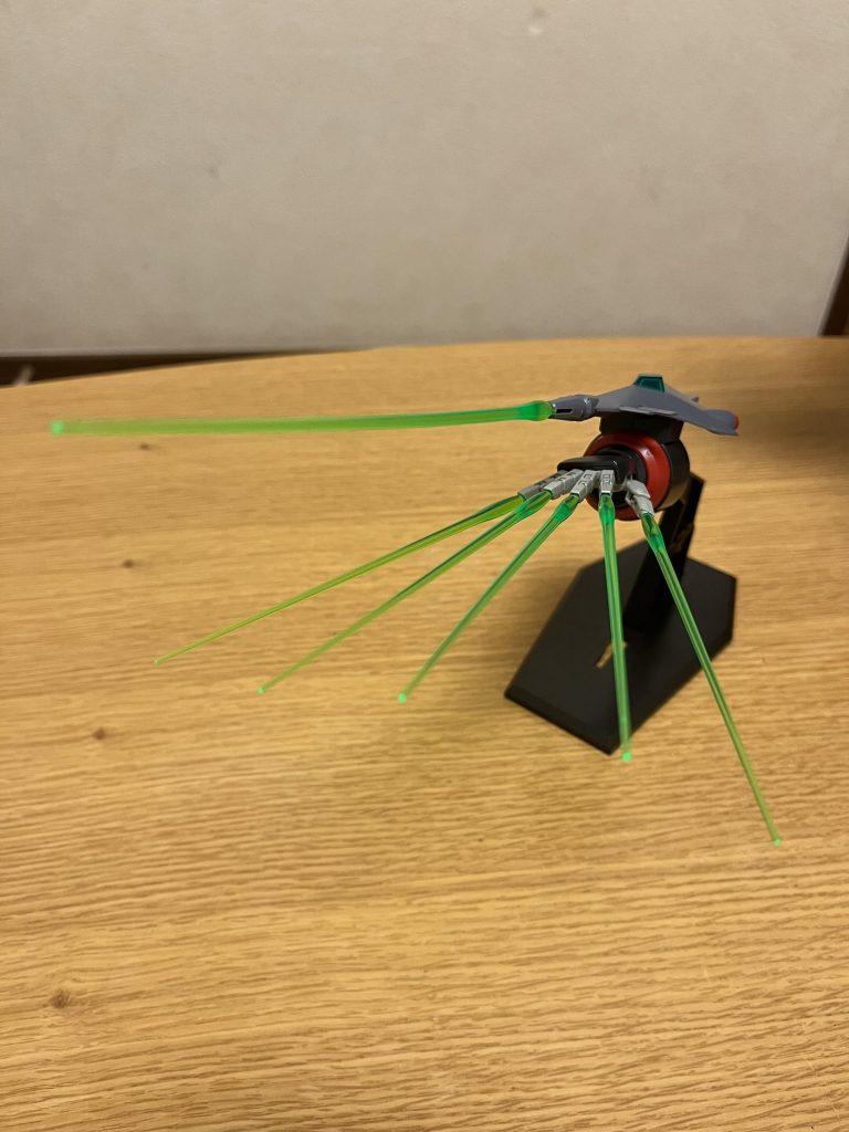 外観・性能通常のMSの2倍以上の体躯、多彩な重火器、MAへの可変機構を持っている点が特徴。動力源大容量パワーパックとバッテリーが充実しており、本機の圧倒的な火力を堅持する。防御力・耐久性以下の装備によって、ビーム・実体弾兵器を問わず強固な防御力を持つ。ヴァリアブルトランスフェイズ装甲VPS装甲(ヴァリアブルフェイズシフト)とTP装甲(トランスフェイズ)の長所をそれぞれ組み合わせた特殊装甲であり、ブルーコスモス最強のMSにも同じ技術が用いられている。略称は、VTP装甲。全箇所にこの装甲が施されてはいるが、TP装甲のように「被弾時にのみ反応し、被弾箇所周辺にのみフェイズシフトする」仕組みになっている為、エネルギー消費を大幅に軽減する事に成功している。さらに、VPS装甲のように「流す電流の量を変化させる」事も可能なので、こちらも省エネルギー化だけでなく、逆に強度を最大化する事でTP装甲の「実弾防御力が従来のPS装甲に若干劣る」という欠点を解消している。また、外観は通常装甲なので、フェイズシフトダウンを敵に悟られない利点もある。陽電子リフレクター手甲部分とフライトユニット先端に合計3基装備された陽電子リフレクタービームシールド。力場と陽電子の展開によってビームシールドを形成する仕組みで、ビーム・実弾を問わず高い防御力を誇り、陽電子砲さえ完全に防げるほど。一方、陽電子を用いた構造から複数あるいは大型の発生器が必要と成り、モビルスーツサイズへの搭載が困難で在る事から、搭載機は大型モビルアーマーや艦船と言った大型機種に限定されているが、本機はその巨体故に装備可能となっている。ただし、ビーム属性の格闘攻撃(攻撃力の高い対艦刀やビームスパイク付きドラグーンなどの実体部を持つビーム兵器)等にも弱く、純ビーム兵器であってもミーティアのビームソードのような圧倒的な出力を一極集中出来る武装についても突破を許す為、決して万能ではない。