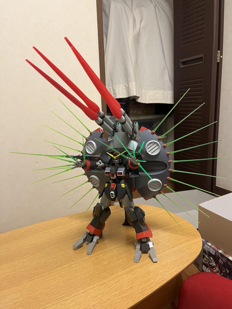 欠点について後述する多彩な重火器による圧倒的な火力によって、本機は単機での要塞攻略・殲滅戦を可能としているが、その代償として機体制御や火器管制システムの複雑化を招いており、本機を円滑に運用するためには高い空間認識能力が必要とされる為、連邦軍では身体機能を強化されたエクステンデッド(生体CPU)の専用機として扱われている。また、本格的な格闘装備を持たない事から肉薄攻撃は不得手であり、巨体故に小回りも利かず、懐に入られると弱い。さらに、その圧倒的な火力ゆえに、機体周辺に味方の援護部隊を配置することができず、また機動性の緩慢さから、近接戦に陥ると、立ちどころに敵の標的になってしまう。加えて、操縦の際には専用のパイロットスーツを着用しなければならない。しかし、ある人物が「無人操縦機」として再設計した結果、生体CPUを必要とせず、その人物による遠隔操作が可能となり、簡単な拠点制圧であれば、ある程度の自動操縦だけで対応可能となった。情報処理能力と空間認識能力に関しては、遠隔操作しているその人物に依存するものの、その本機を軽々と操作可能とする高い操縦技術を有しているので、これらの問題も概ね解決している(残った欠点は、近接戦に弱い点のみ)。