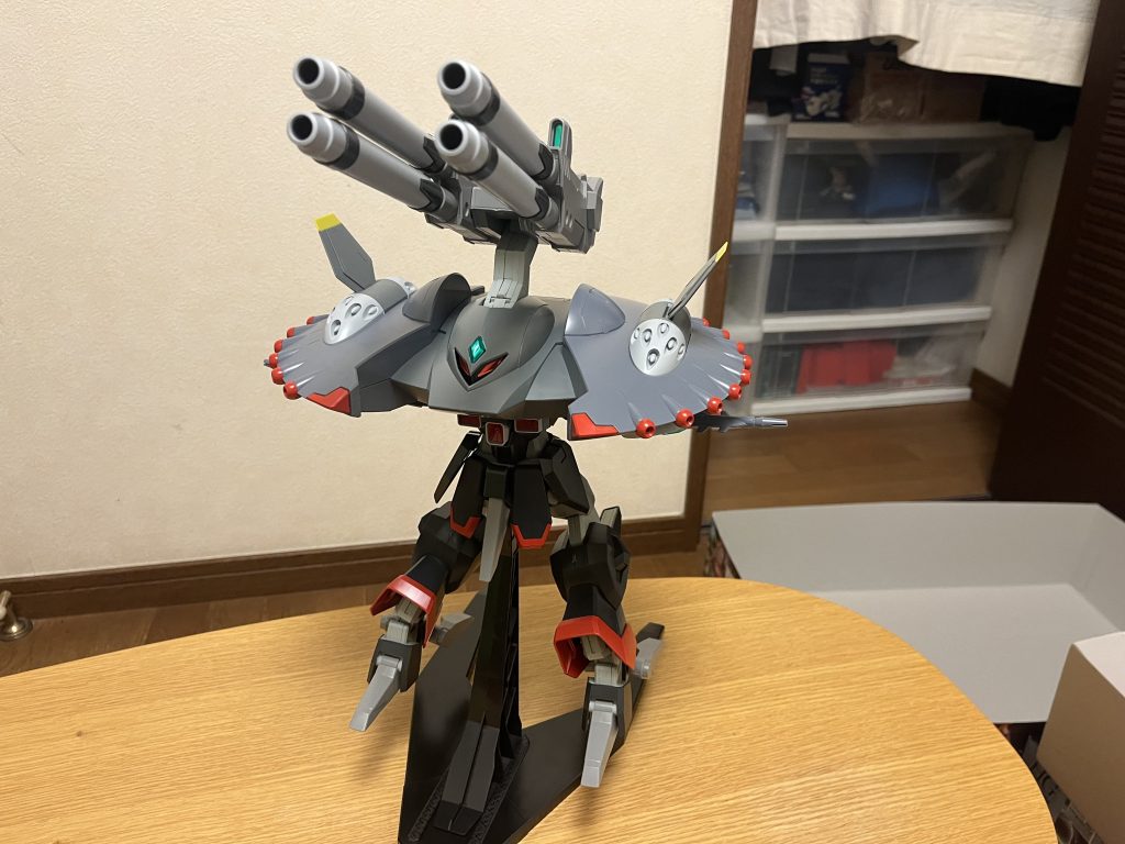 機動力・運動性その巨体故に、運動性はスーパーガンダムアストレアどころか通常サイズのMSにすら圧倒的に下回り、接近戦に脆弱で小回りも利かない。ただし、後述のMA形態時であれば、大気圏内の飛行も可能。MA形態への可変機構本機はMA形態への変形が可能であり、背部の円盤型バックパックを上半身に被り、下半身を180度回転させ、脚部を鳥の脚のように変形させる事で、MA形態に変形完了する。バックパックの底面には高出力ホバースラスター4基が内蔵されており、MA形態時ではこれによって大気圏内の飛行も可能としているが、運動性はほぼ皆無。ちなみにMA形態への変形は、コクピット手前のスイッチを押すだけで可能となっている。