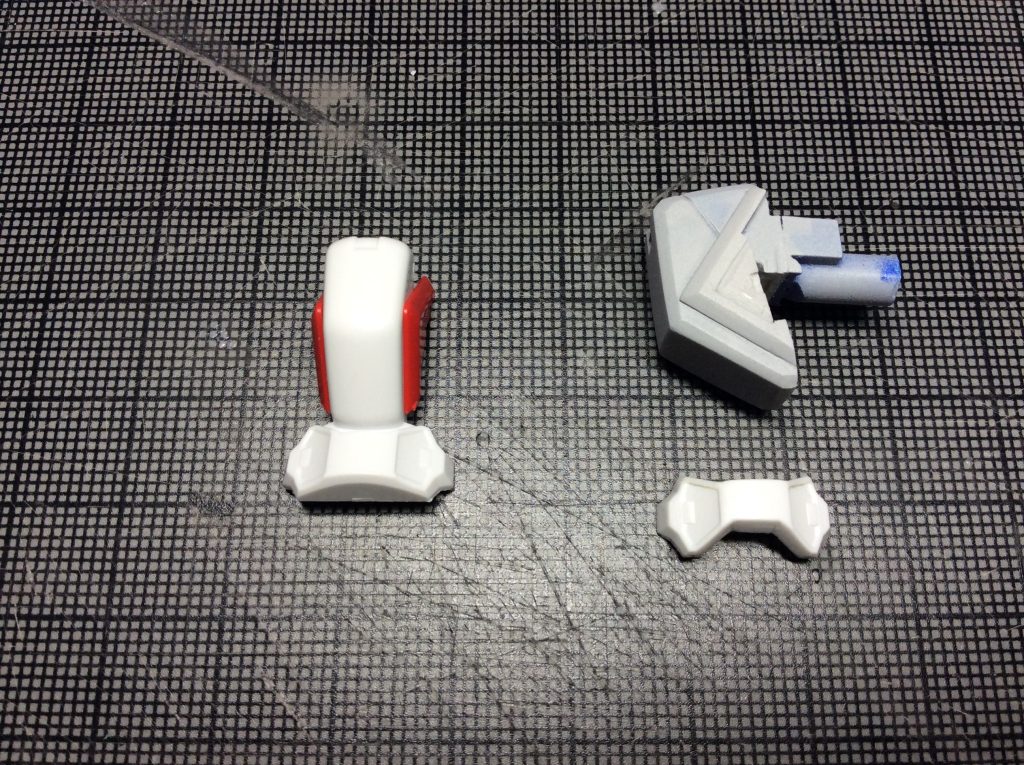 キットのパーツを芯にしてパテとプラ板で形状変更。