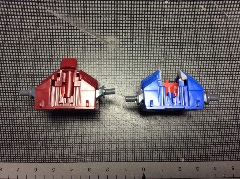 ちょっとわかりにくい写真ですが、クランク状に曲がっている腕の関節軸を、取説の指定とは前後逆にして取り付けています。こうすると肩を引いて胸を張った姿勢が取れるようになります。あと胴体の後ろ半分をわずかに斜めに削り込み、肩アーマーとの干渉を減らしました。股関節の軸位置も2ミリくらい前に寄せています。