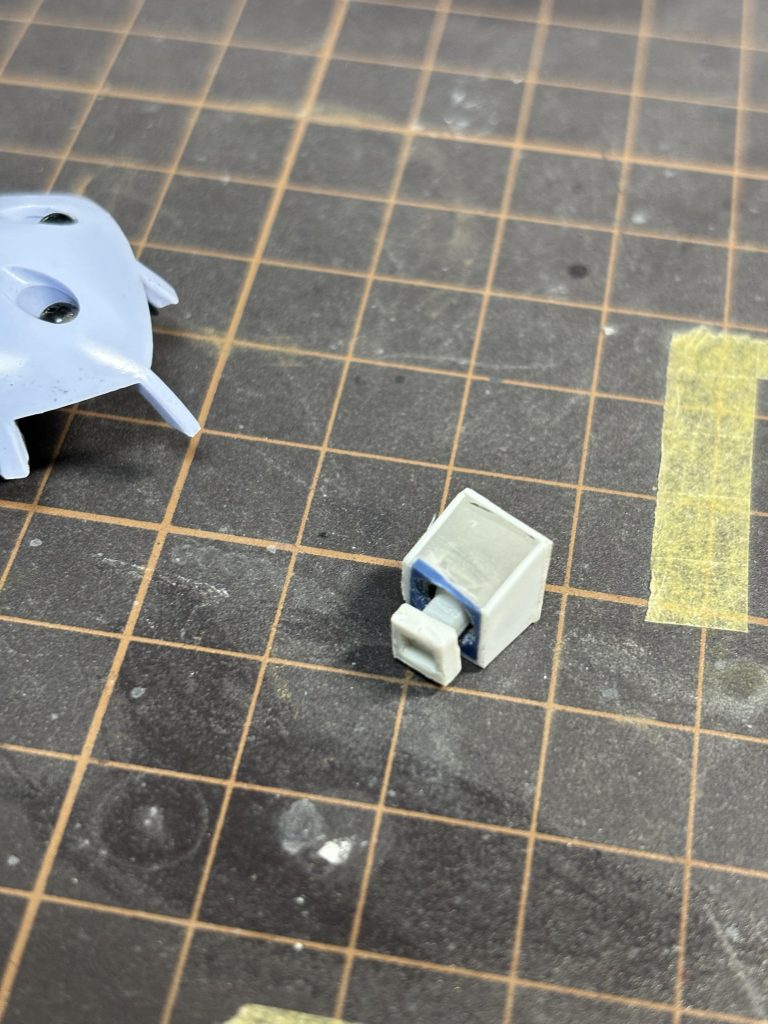 モノアイはプラ板工作で可動式にしました。