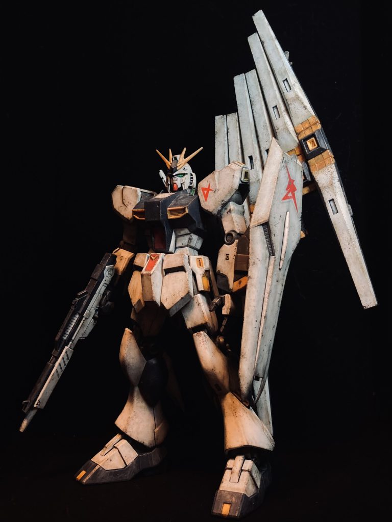 【HG νガンダム】ウェザリングと部分塗装による成形色仕上げ–2枚目/制作者：KIRAKUNI-GP