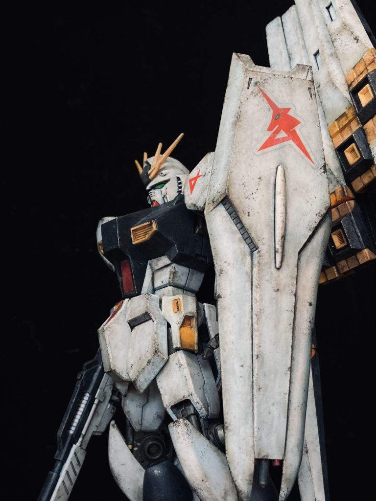 【HG νガンダム】ウェザリングと部分塗装による成形色仕上げ–3枚目/制作者：KIRAKUNI-GP