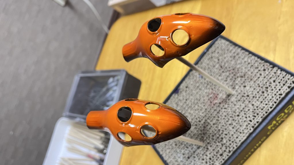 黒下地にホワイトからのパールシルバーを部分的に