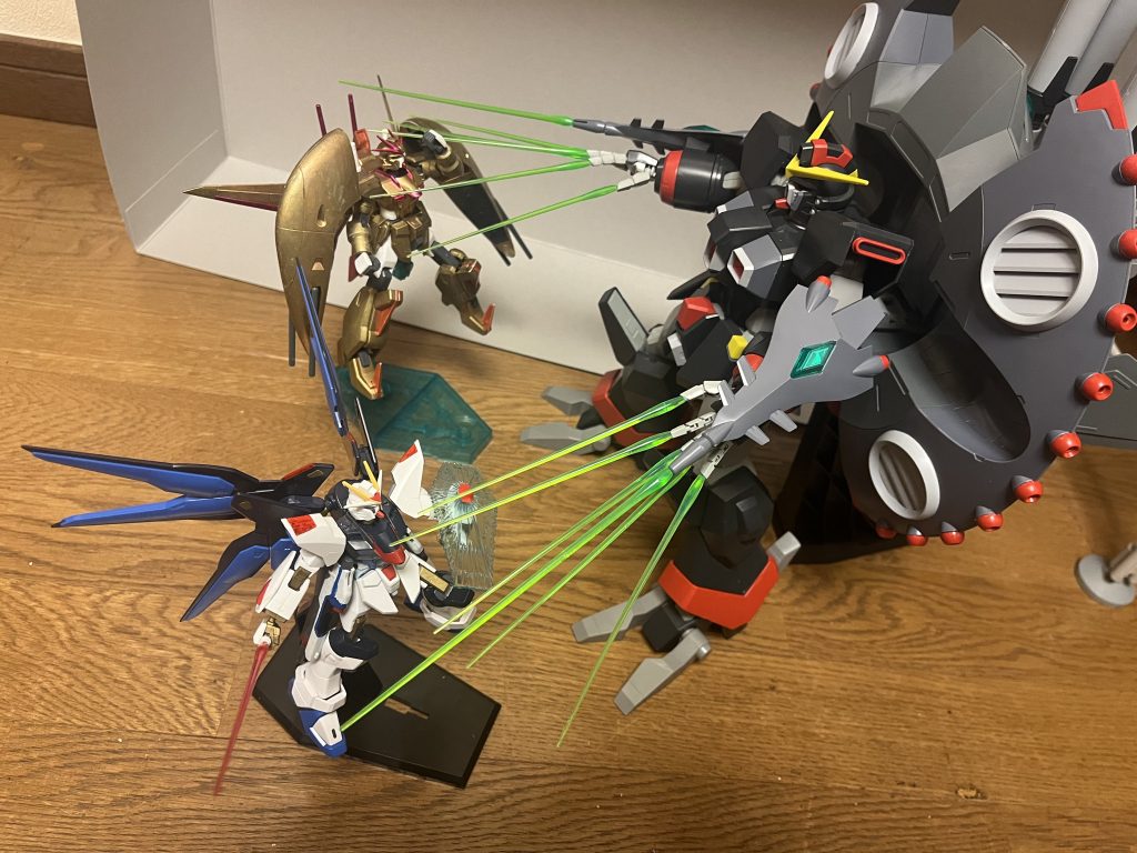 突如、ステラの意思関係なく、無差別攻撃が再開。黄泉冥王は軽く防御の姿勢を取ってこれを防ぎ、ストライクフリーダムもビームシールドを展開して防御する。ステラ「え、どうして!?」シン「これは?!」ステラ「機体が勝手に.....?!」キラ「何がどうなっている?!」実はブルーコスモスは、デストロイガンダム自体に暴走プログラムが組み込んでいた。さらに、ステラ「うぅぅ、苦しい.....!!!」シン「ステラ、どうしたんだ!!」キラ「何が起きているんだ?!」シン「.....まさか、ブルーコスモスか!!!」ブルーコスモスはステラに対しても、実験過程でDG細胞を過剰投与しており、これが原因で、ステラの恐怖心を増幅し始め、デストロイガンダムの暴走プログラムとの共鳴が始まる。ステラ「に、逃げて!!!!」デストロイガンダムはステラの意思に反して、その大火力を振るいながら黄泉冥王とストライクフリーダムを攻撃し続ける。シン「ステラを、助けなきゃ!!!」キラ「でも、どうしたら...!?」だが、ステラ「私を倒して!!!」シン「えっ?!」キラ「でも、それじゃあ君が....!!」ステラ「良いの!!死ぬのは怖い!!でも、シンを傷つけたくない!!!」シン「ステラ.....」ステラ「このままだと、私は私じゃなくなる!!そうなる前に、私を倒して!!!」意識が薄れ始めるステラは、それでもシンが傷つく事を恐れ、何とか自制心を保ち、死への恐怖を何とか抑えて、本機の破壊を懇願した。ステラを助けたいシンとキラだったが、DG細胞の浸食と度重なる肉体強化によって、もはや助からない状態の上、このままでは無差別破壊によって犠牲を出してしまう。そして仮に助け出しても、また連邦軍によって戦場に駆り出され、ステラを苦しめ続けるだけになる。キラ「ブルーコスモスは、彼女を利用してこんな事を.....」シン「ステラ.....」キラ「僕がやる。」シン「キラ・ヤマト.....」キラ「君に恨まれる覚悟はある。でも、シンには彼女を傷つけてほしくない!!」シン「.....分かった。援護する。」キラとシンは意を決して、デストロイガンダムの破壊を決断する。