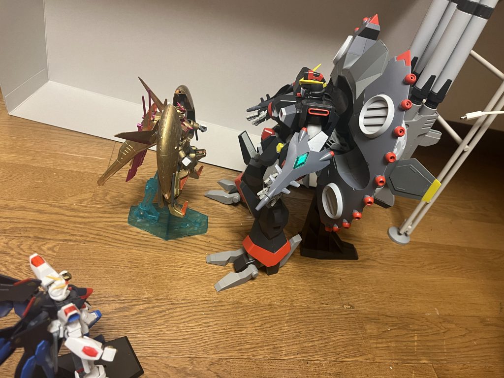 デストロイガンダムの大火力を以てしても、圧倒的な強さを誇る黄泉冥王には全くの無力で、一切のダメージも与えられず、シンの黄泉冥王の勝利は明白だった。しかし、シンはデストロイガンダムに違和感を感じ、迂闊に攻撃しなかった。そして、少し考えた後、コックピットの外装のみを攻撃し、ステラが乗っている事を確認すると、すぐに彼女への説得を始める。ステラ自身もシンの説得に応じ、それに気付いたキラも戦闘を止めて、シンの説得に協力する。しかし...