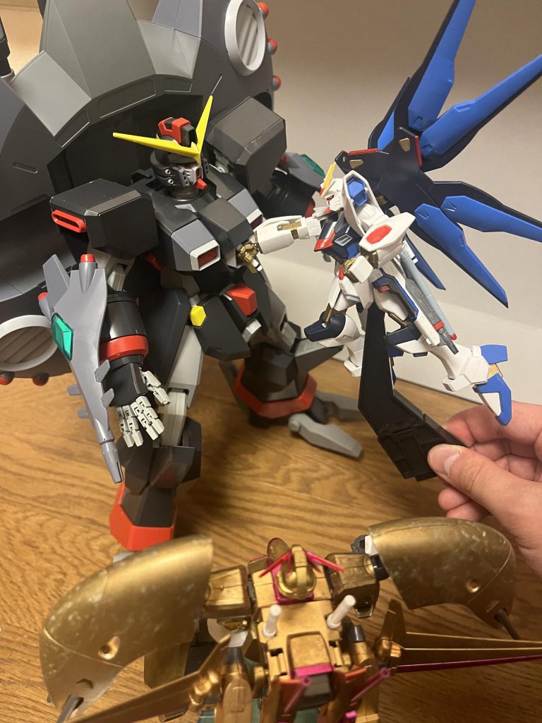 ストライクフリーダムは、弾幕を掻い潜りながら接近し始める。黄泉冥王もまた、その圧倒的な防御力でストライクフリーダムの盾となり、デストロイガンダムへの接近を援護する。そして、デストロイガンダムはスーパースキュラを発射しようと構えるが、その発射直前にストライクフリーダムがビームサーベルを突き立て、何とか破壊に成功するのだった。その後、シンはデストロイガンダムの残骸からステラを回収したが、既にステラの命は風前の灯であった。ステラ「シン…ありがとう……」シン「ステラ.....ごめん!」ステラ「いいの....シン、良かった.....」シンはステラと最期の時を過ごす。キラはそれを黙って見ていたのだが、ステラ「.....その人も.......私を....助けて....くれた人?」キラ「恨んでも良いんだ。シンは君を助けようとしてくれた。でも僕は、君を.....」ステラ「ううん.....ありがとう。私を...止めてくれて....」キラ「......」シン「ステラ.....!」ステラ「シン…好き……」ステラは、こうしてシンの腕の中で力尽きた。彼女の遺体は「これ以上彼女を弄ばれたくない」というシンの願いにより、シン自身の手で雪の降る山中の湖に水葬にされた。それをキラはただ黙って見届けた後、シンと会話を再開する。キラ「僕は、君の大切な人を手に掛けた。もちろん、そうしなきゃ犠牲が増えてしまうにしても、謝って済む話じゃないのも分かっている。その上で、君には謝罪しなければならない...........本当にごめん。」シン「アンタは悪くない。ステラも「止めてほしかった」と言ってた。アンタは、そのステラの思いを汲んで止めてくれた。むしろ今回の戦いは、彼女を苦しみから解放してくれた事に対して、礼を言う。」キラ「シン......」シン「だが、キラ・ヤマト。それでも俺にとって、ステラが大切な人なのは変わらない。そして今度会う時は、俺はアンタを倒す。我が倒すべき、オーブ最強の宿敵として……」キラ「僕もオーブを守り抜く。君がオーブを滅ぼすのなら、僕も覚悟を決めて、君を討つ。」シン「……無論、俺も覚悟を決めよう。」そう言って、シンはその場を去るのだった。