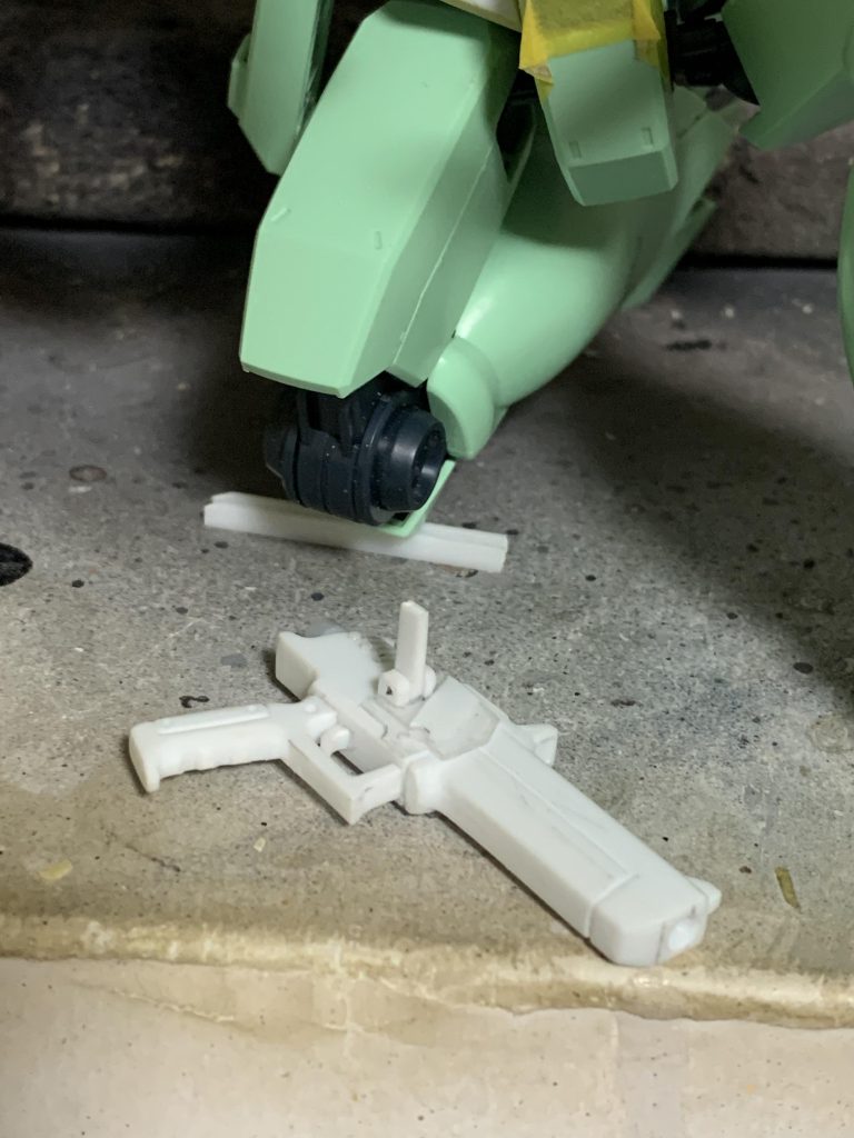 ふくらはぎのハンドガンはどうやってくっ付けてるのか全く覚えていませんでしたが、画像を漁ってたら判明しましたね〜。折りたたみ式の突起が付いてんのね。やっぱり全然覚えてないわ(笑)