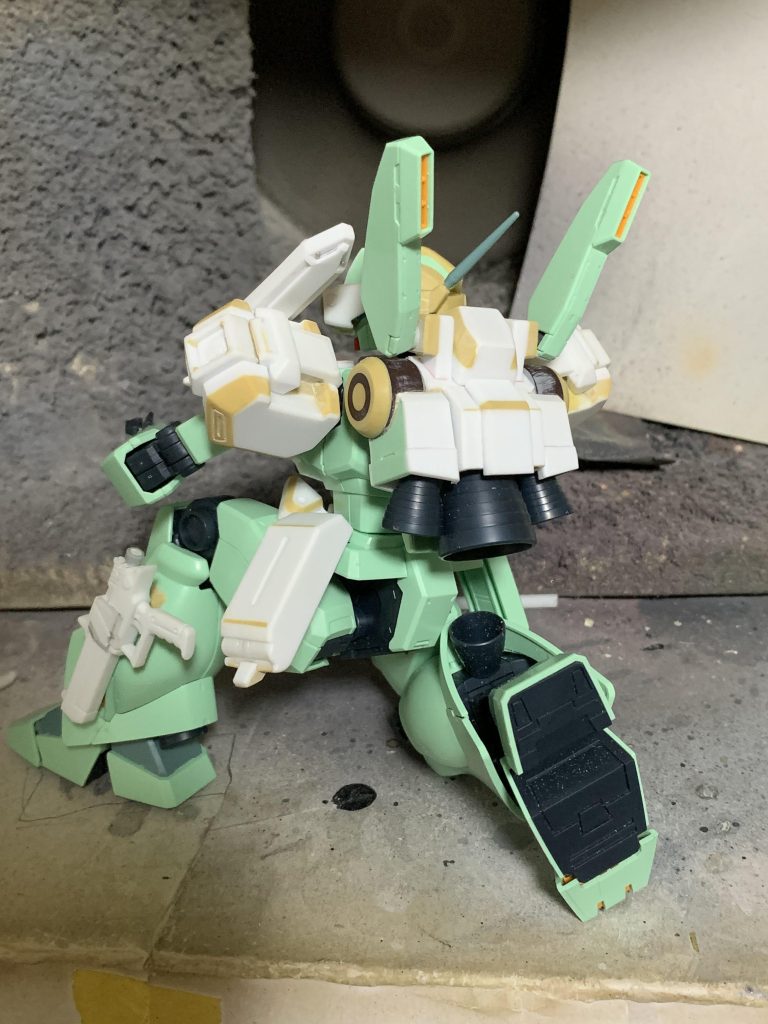 バックパックの横面の丸い部分に苦戦。円とか球とかとにかく丸いパーツってムズイ。確か、旧キットのアッガイの腕が筒状かつサイズがいい感じだったのでそれを加工した記憶があります。