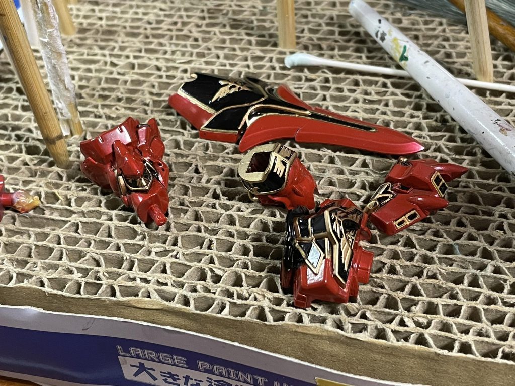 塗装メモ(自分用備忘録)下地: Mr. カラー スーパージュラルミン赤1: 水性ホビーカラー モンザレッド赤2: 水性ホビーカラー モンザレッド+レッドブラウン黒: 水性ホビーカラー 光沢黒金: Mr. Color リッチゴールド、Artist4Marker 金グレー: 水性ホビー水星の魔女カラー エアリアルグレースラスターの内側の銀: 水性ホビーカラー シャインシルバー+ブラックライトルミネ青少量ビーム刃: 水性ホビーカラー 蛍光イエロー、蛍光オレンジ、白、つや消しクリア、およびブラックライトルミネ各色でグラデーションスミ入れ: Mr. ウェザリングカラー マルチブラックトップコート: 水性ホビーカラー 光沢クリア