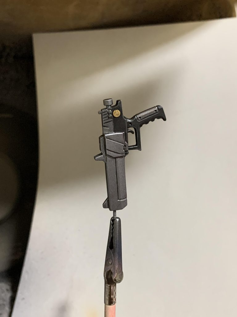 ポージングの影響で左ふくらはぎに装備されているハンドガン的な銃はほとんど見えませんがけっこうこだわって作りましたね〜。