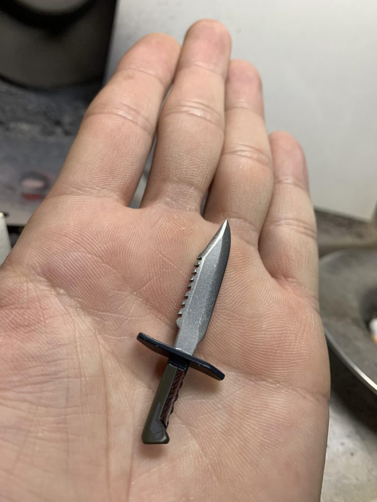 一応、肩のナイフは鞘から取り出せますが、構えてるポージングで写真を撮った事がありません(笑)