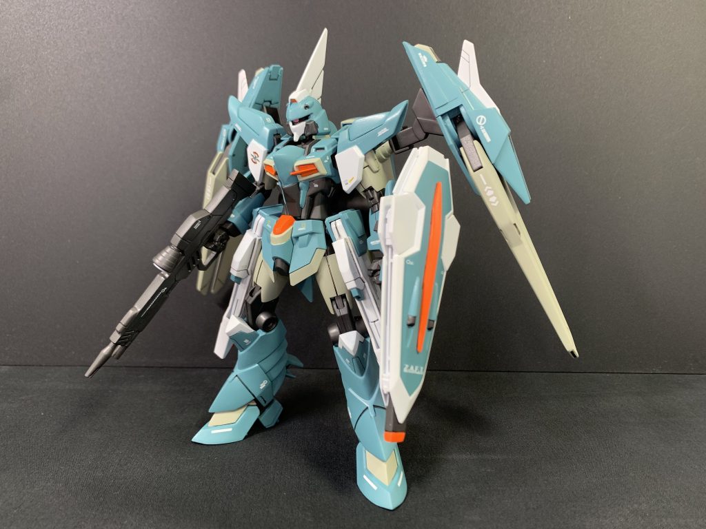 正面。ベースはほぼライジングフリーダムです。メインカラーのブルーグリーンは元のゲイツRに近付けたかったのですが、近い色が市販品になかったので調色しました。