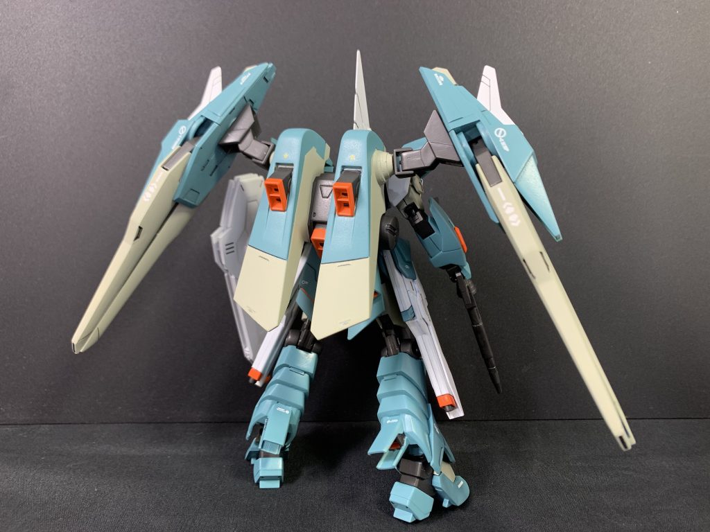 背面。ドラグーンプラットフォームはストライクフリーダムから発展したヴォワチュール・リュミエールを搭載しており、スラスターとして使用することで高い機動性能を発揮します。また、大気圏内においてもフライトユニットとして使用できるため、空中戦にも対応。ドラグーンを搭載したままでの砲撃も可能です。