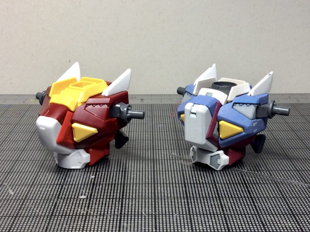 素組みとの比較。赤いのはバリエキットのビギニングJのパーツを組んだものです。