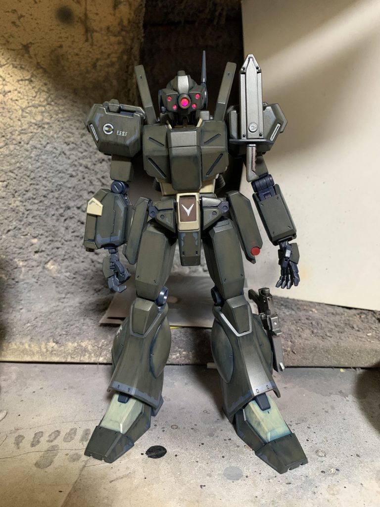 コンロイジェガン単体です。ビームエフェクトありきで飾ろうと思っていたので墨入れはリアルタッチマーカー青で着色