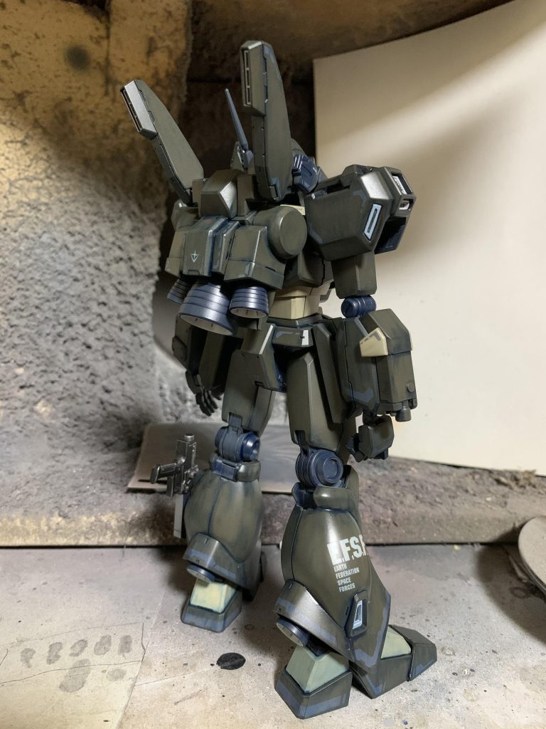 普通のジェガンと比べ、D型やコンロイ機のバックパック形状がけっこう異なるので非常に苦戦しました。