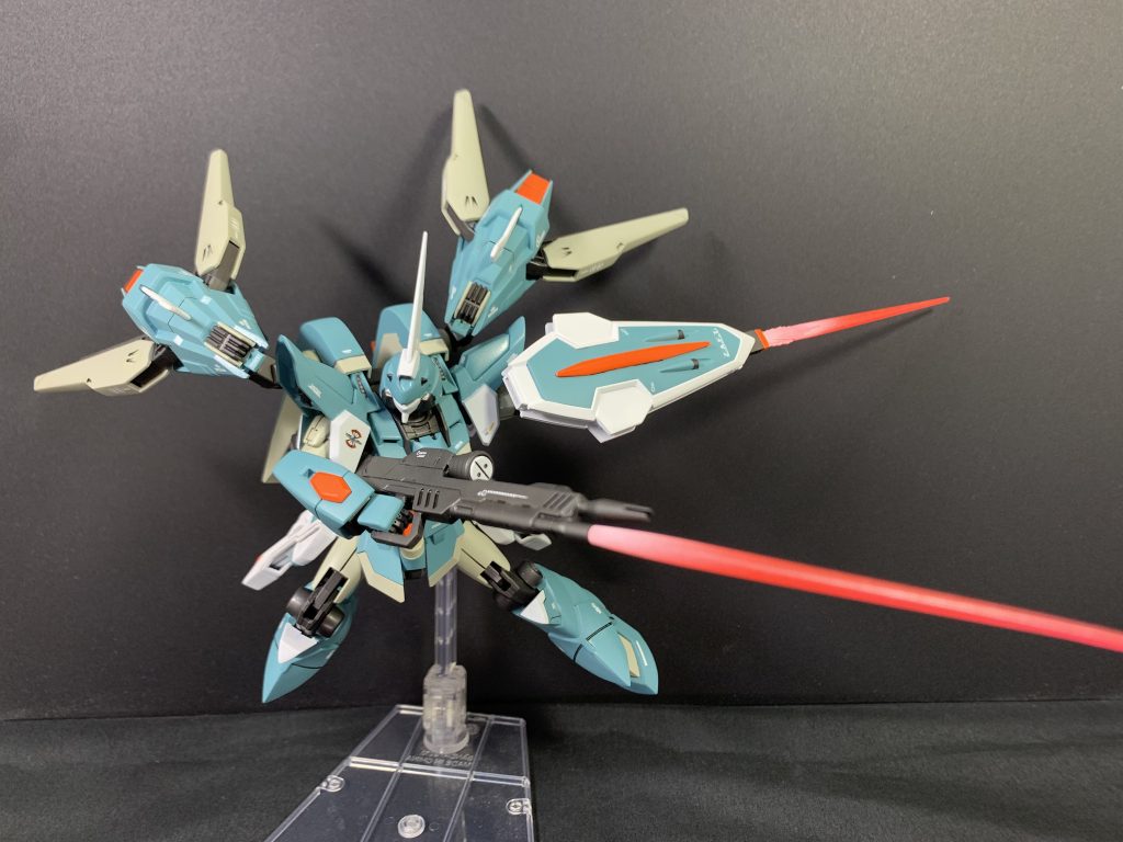 ビームライフルはコレクションシリーズのゲイツに1mm分の厚さを足しました。銃身の下部とシールドの先端よりビームサーベルを発振します。