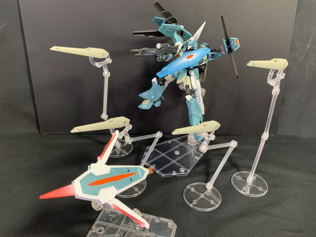 スーパードラグーン高い空間認識能力を必要とする為、搭載数はストライクフリーダムの半分の四基に留めらているという設定。複合兵装防盾システムは、遠隔操作でシールドブーメランとして運用できます。