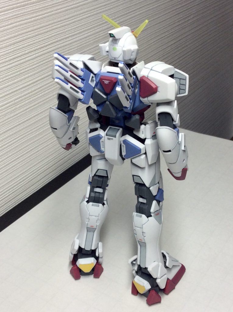 他のガンダムとは毛色の違うデザインが気に入ってます。密度感のある背面がカッコいいですね。