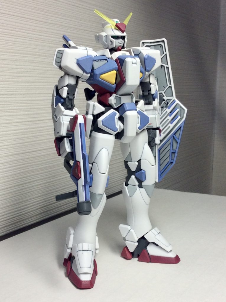 キットのままだと胸部の形状が設定画と違って見えるので、そこだけは納得いくまで作り込む、という方針で作りました。それ以外には、関節を調整して立ち姿をしゃんとさせたのと、肩アーマーやシールドの裏側をちょっとディテールアップしたくらい。設定の配色は結構ガチャガチャした印象なので、地味になりすぎない範囲でカラーを変更。白い部分は成形色ですが、合わせ目消ししたところや改造したところは調色した白を塗ってます。筆塗り、缶スプレーでトップコート。