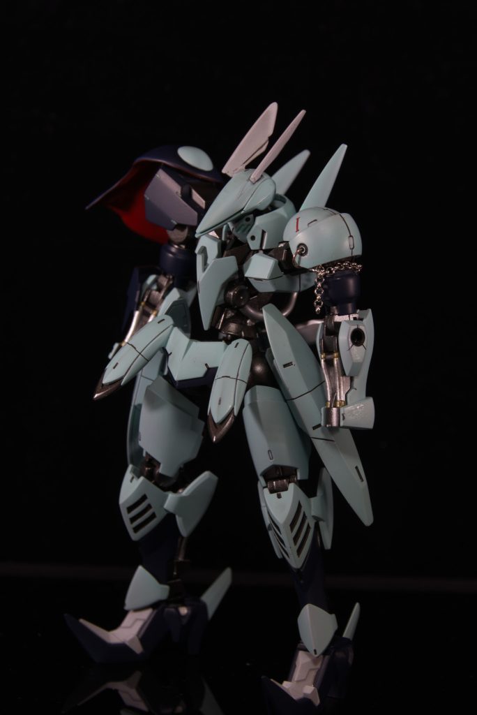 天空橋朋花のSSR衣装をイメージしたカラーリングで塗装しています。頭部は本来とは逆の向きにパーツを取り付けて印象を変えています。脚は、HGの天ミナ　右肩は、グレイズ　より流用。マントは自作しています。右肩には100円均一で買ってきたアクセサリー用のチェーンを付けています。