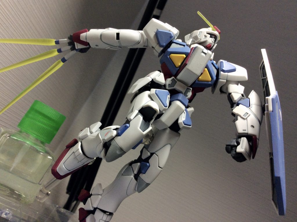 三刀流。サーベル持ち手は手首まで一体のクリアパーツなので塗り分けが大変だった。