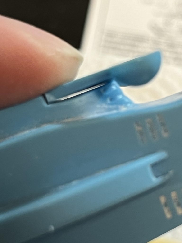 部品の穴が気になってたので、レジンで埋めてます。