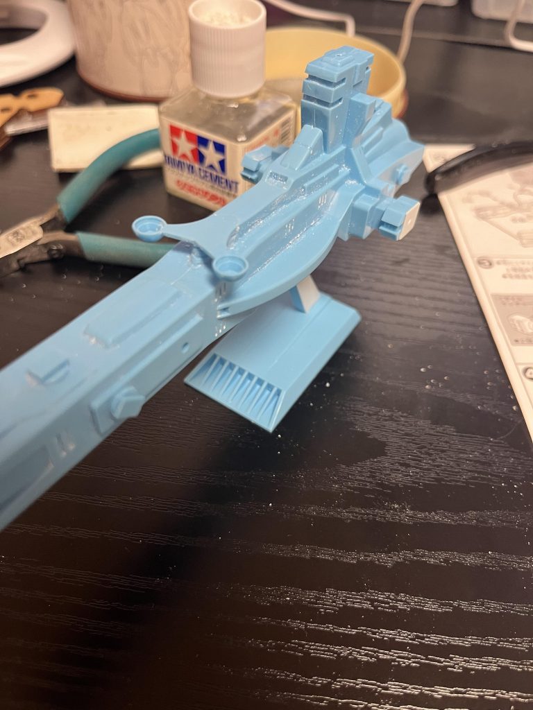 台座の横の穴が気になってたので、台座をプラ板で隠してます。