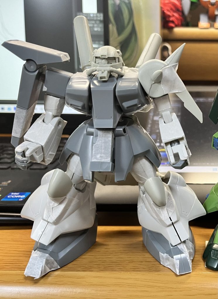 仮組みです。旧キットザクⅢに改造パーツをそのまま取り付けた状態です。ザクⅢ部分はそのままでもかなり良い出来なのですが、ガレージキット部分がパーティングラインが凄かったり、顔が歪んで綺麗にハマらない等の問題点もあり、修正はここがメインとなりました。