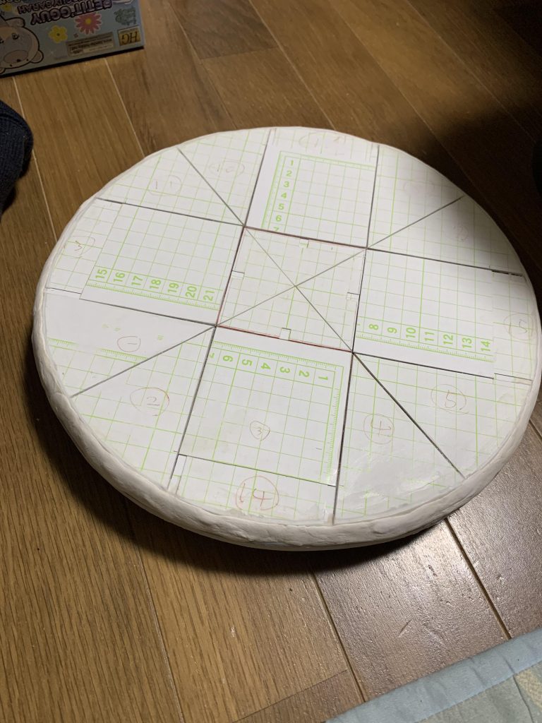 台座は百均の回転テーブルに発泡素材板を乗っけて工作用紙と石塑粘土を貼って切削。