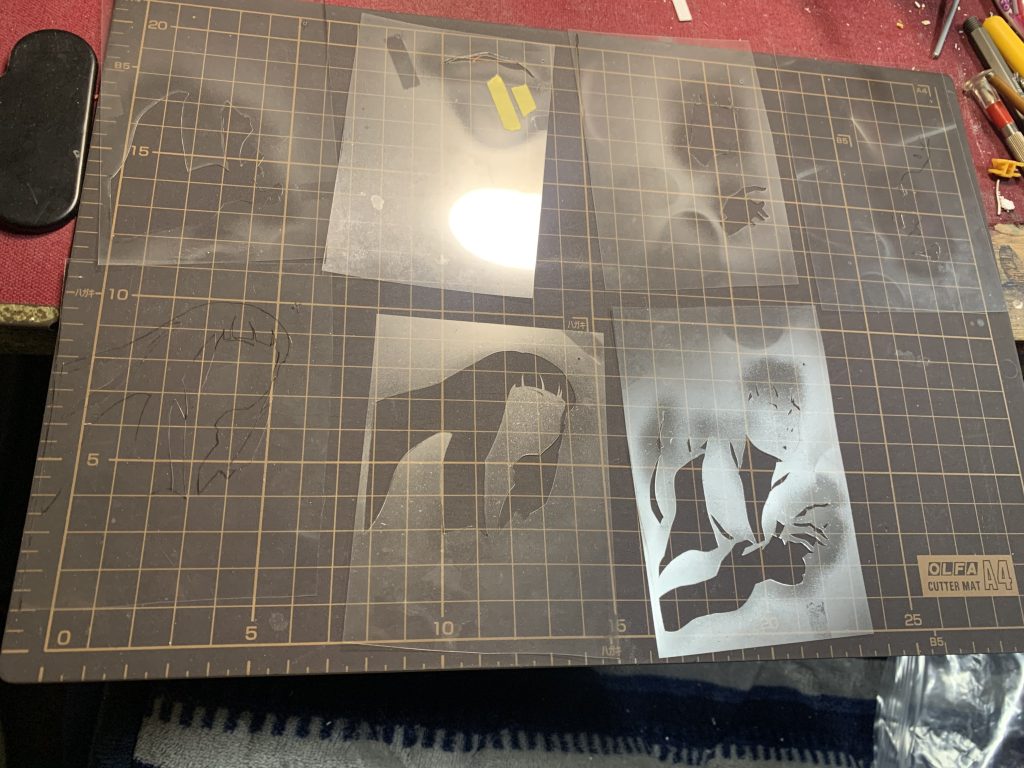 使う色の数だけテンプレートを作ってエアブラシで塗装。