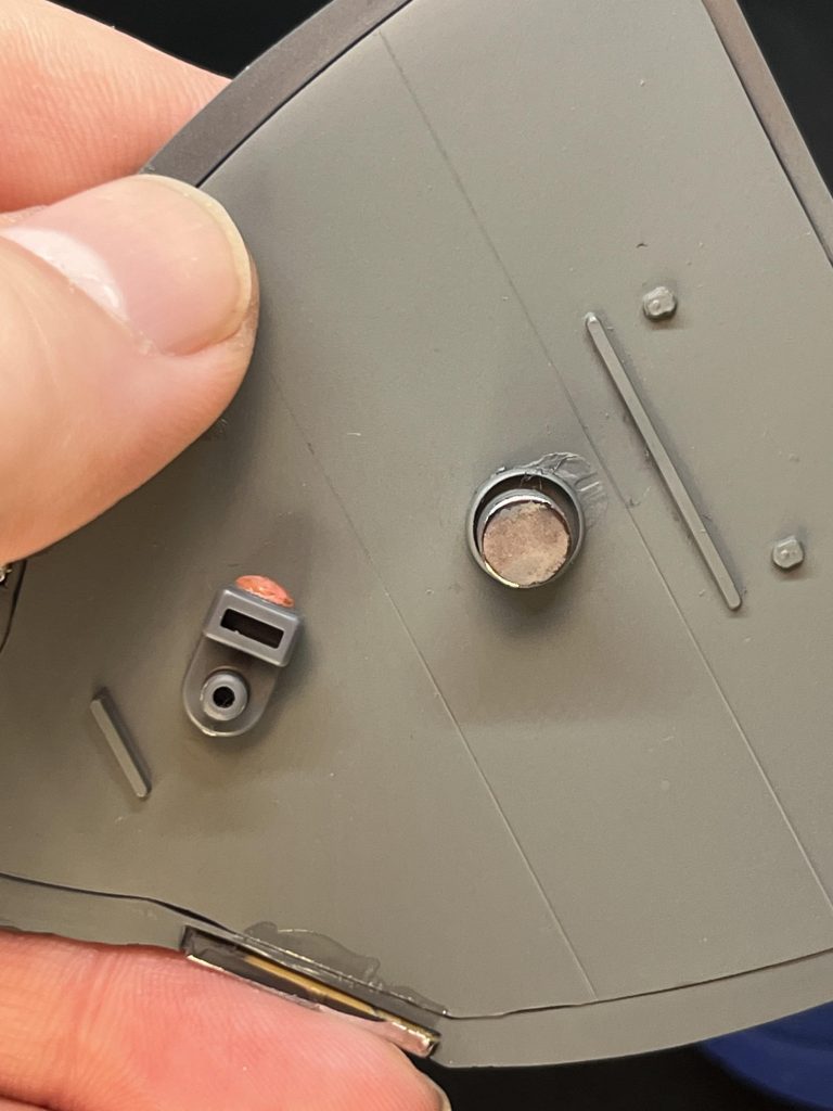 モノアイは可動させたかったので、稼働軸を作っています。