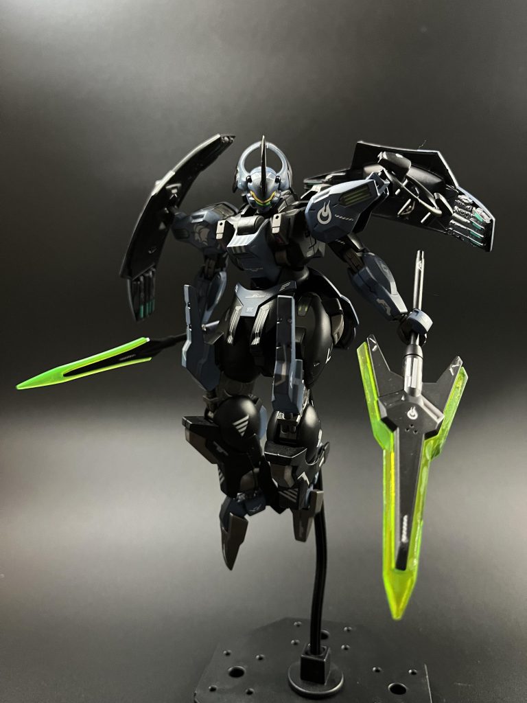 シールドと肩のパーツを改造色彩はブルーとブラックのツートン 