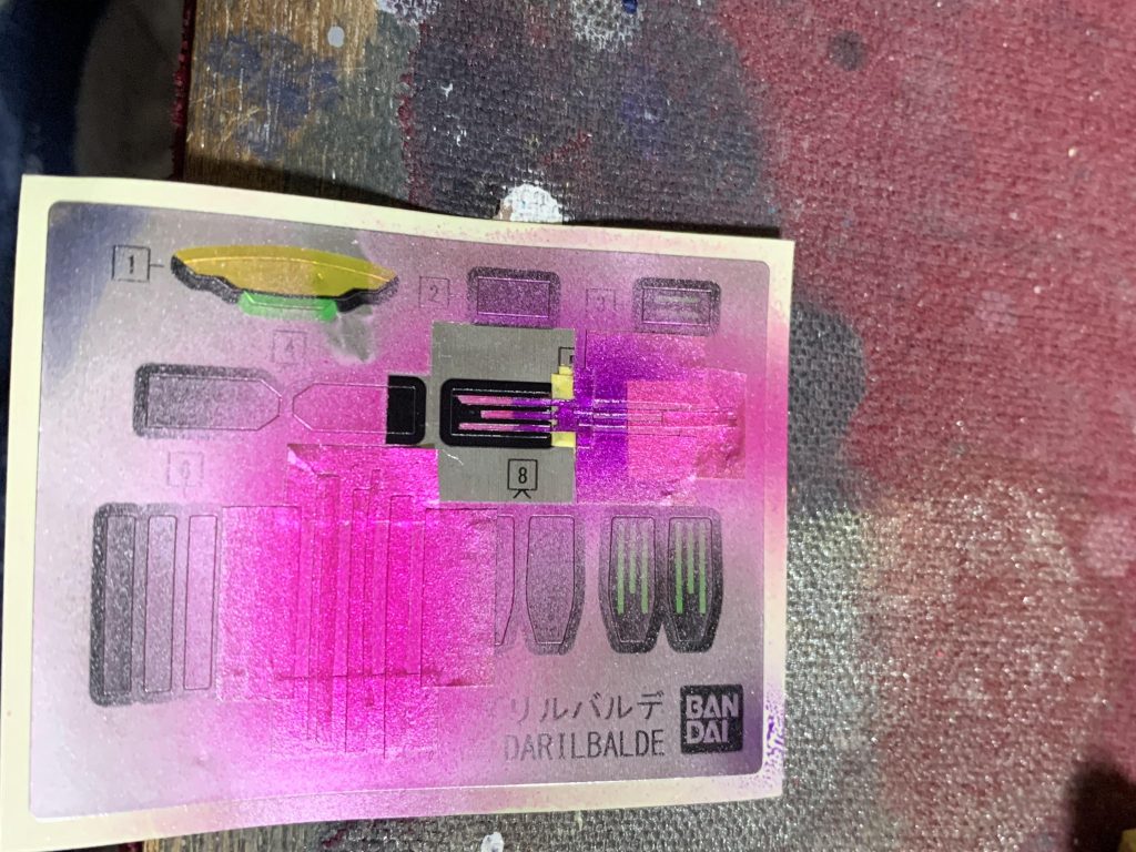 ダリルバルデのシールをシュバルゼッテ色に塗って使用しています。