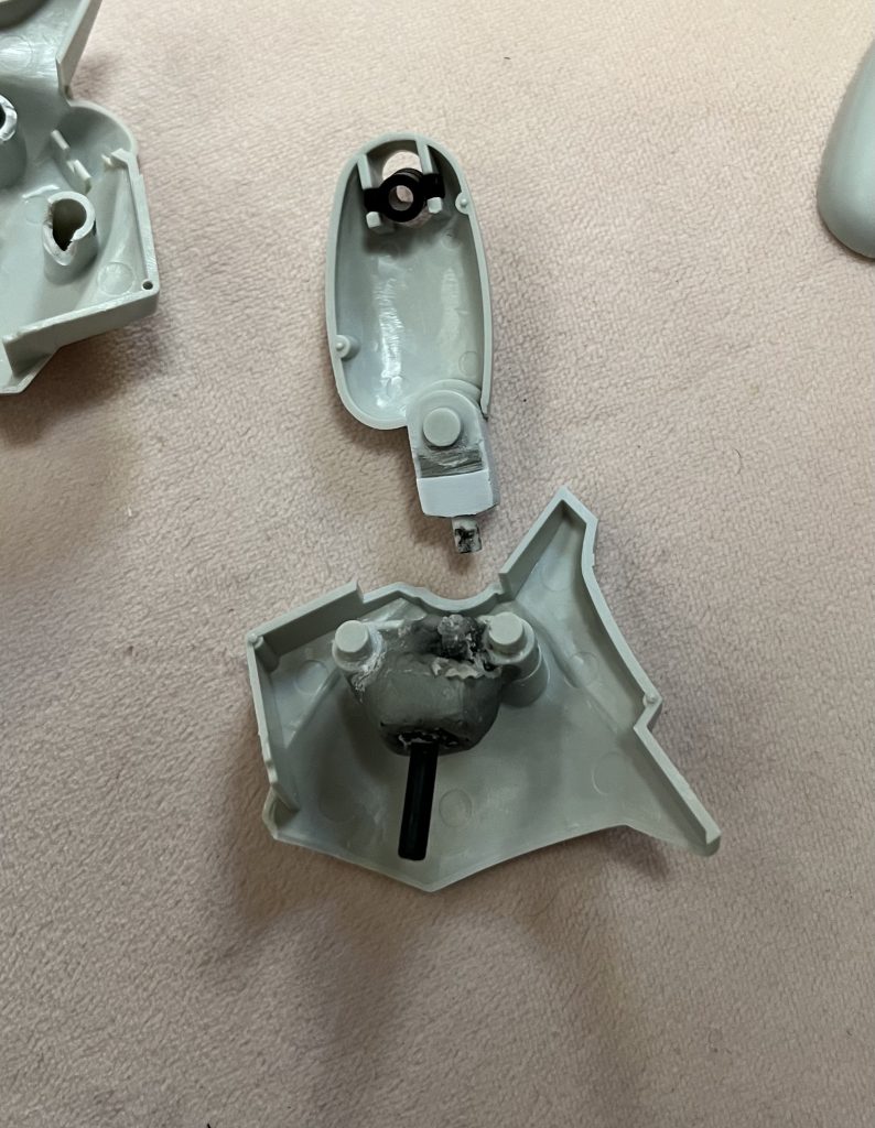 プラモ部分は先程にも述べた通り、後ハメ加工をメインに改造をしております。足部分は画像のように、1度ノコギリで接続部分?を切断し、後でプラリペアでくっつける前提で強引に後ハメできるようにしました。(当然、そのままだとかなりユルユルでしたので、このやり方の場合は接着無しでやるのは厳しいかもですが…)