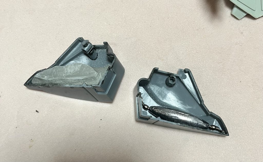 そして、足には百均の釣り用の重りを仕込んでおります。背中にはバックパック等のレジンパーツがたくさん積まれているだけあって、そのままだとまともに立たせることすらできないくらい重くなっているので、その調整をするために入れました。