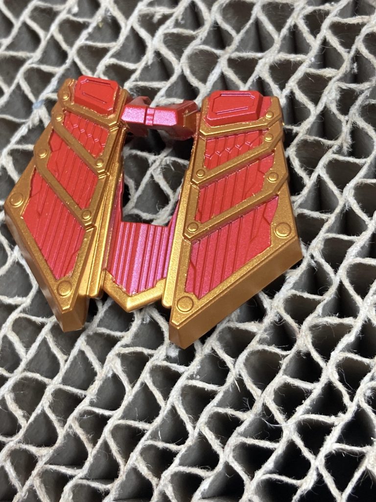 フィニッシャーズのメタリックレッド吹いてガイアのパールゴールド、黒はシタデルのアバドンブラックでワンポイント。