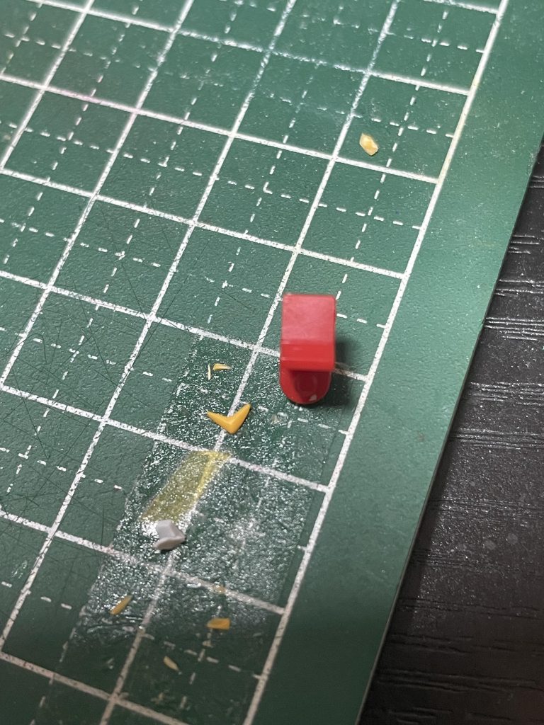 股間のVは元は赤いパーツの一体成形だったのですが、黄色のランナーを削り出して別パーツ化して塗装しました。股間は大事なので。