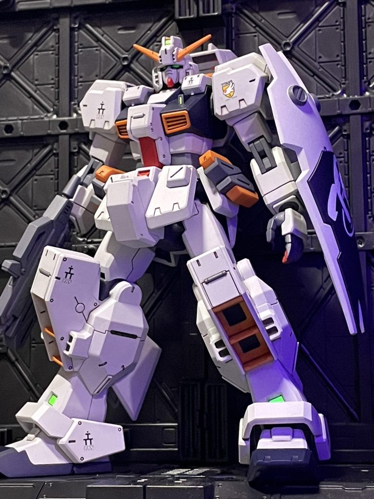 100均をハシゴして入手したベースの上で。