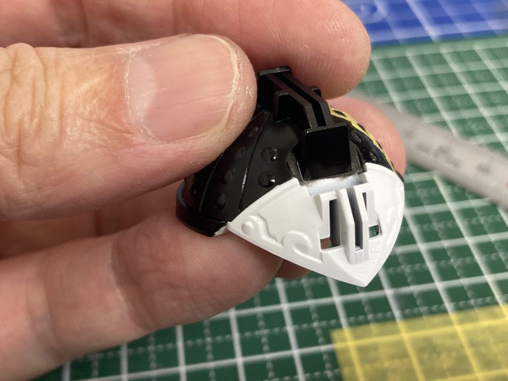 黒字のパーツに白をきれいに塗ることができた事が、今回1番の成果です。下地にフィニッシャーズのピュアシルバー吹いたのがよかったみたい。