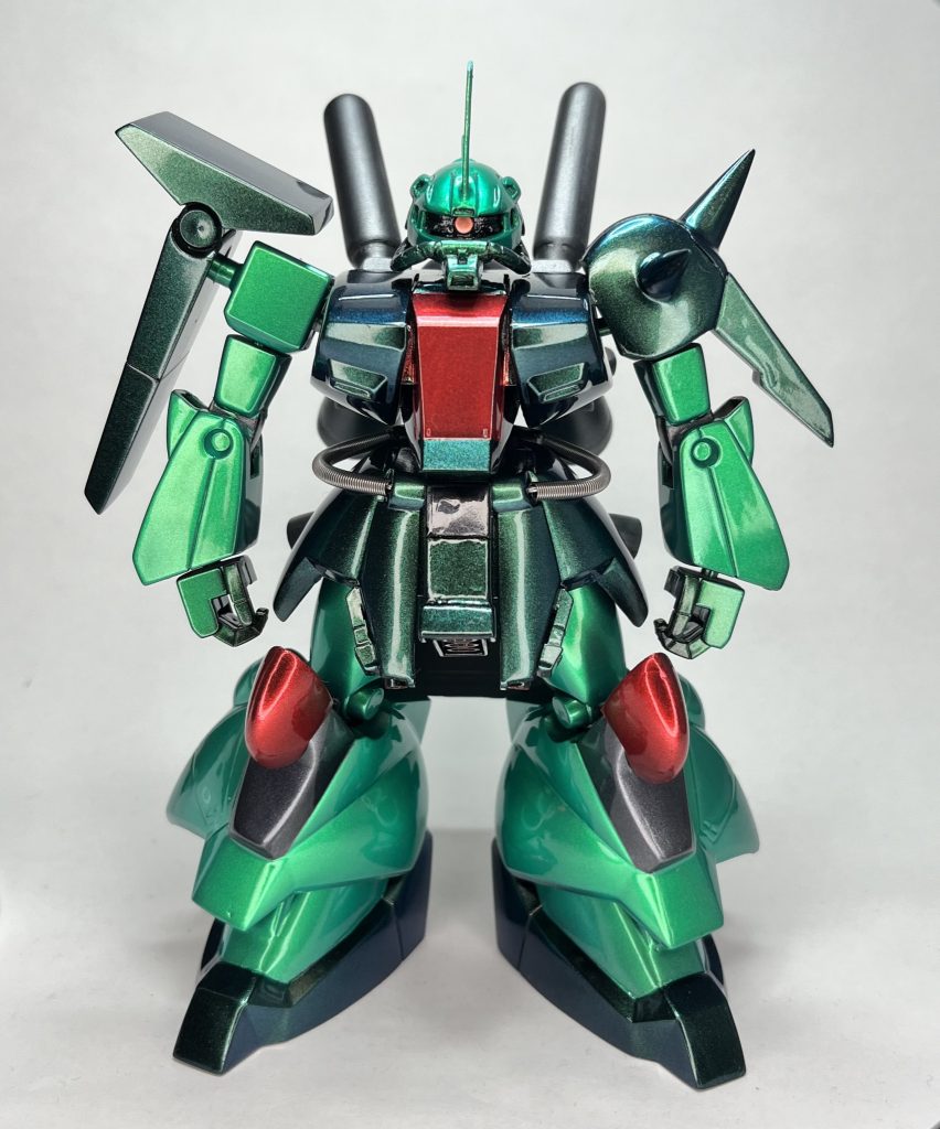 モノアイはHアイズ、腰等のパイプはwaveのバネに置き換えております。その他、後ハメ加工をメインに改造しております。塗装についてはいつも通り、光沢仕上げで行っており、今回はボーンペイントさんの塗料を中心に塗装しております。