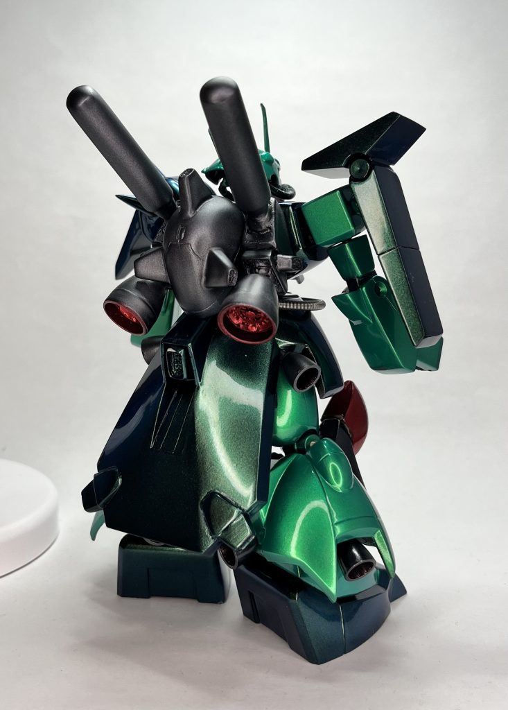 後ろ姿です。 このバックパックもよく出来ており、バーニアの中も細かく造形されておりました。