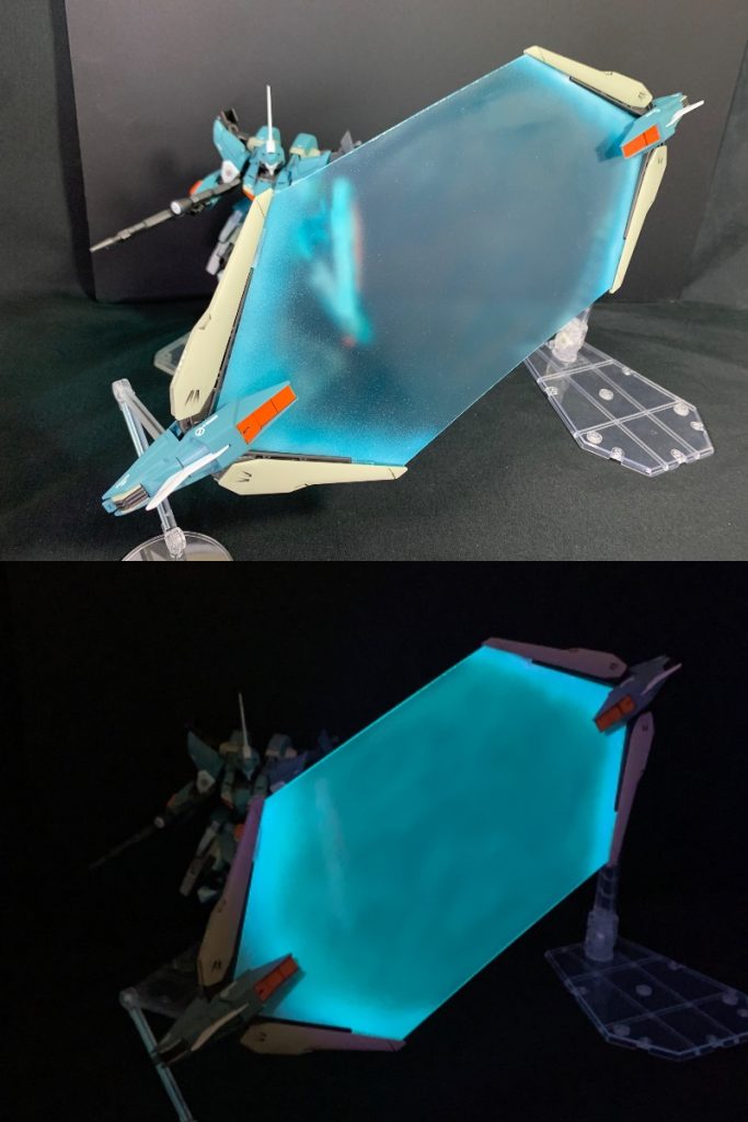 光波防御フィールド”ヴィクテム・サンクチュアリ”ドラグーンプラットフォームより発振される光波防御帯。自機を守るだけでなく、分離することで他の味方機や拠点を守る巨大な防御フィールドを展開します。有事の際は、このフィールドの最大稼働でプラントを守護します。こちらも蛍光塗料を使用しています